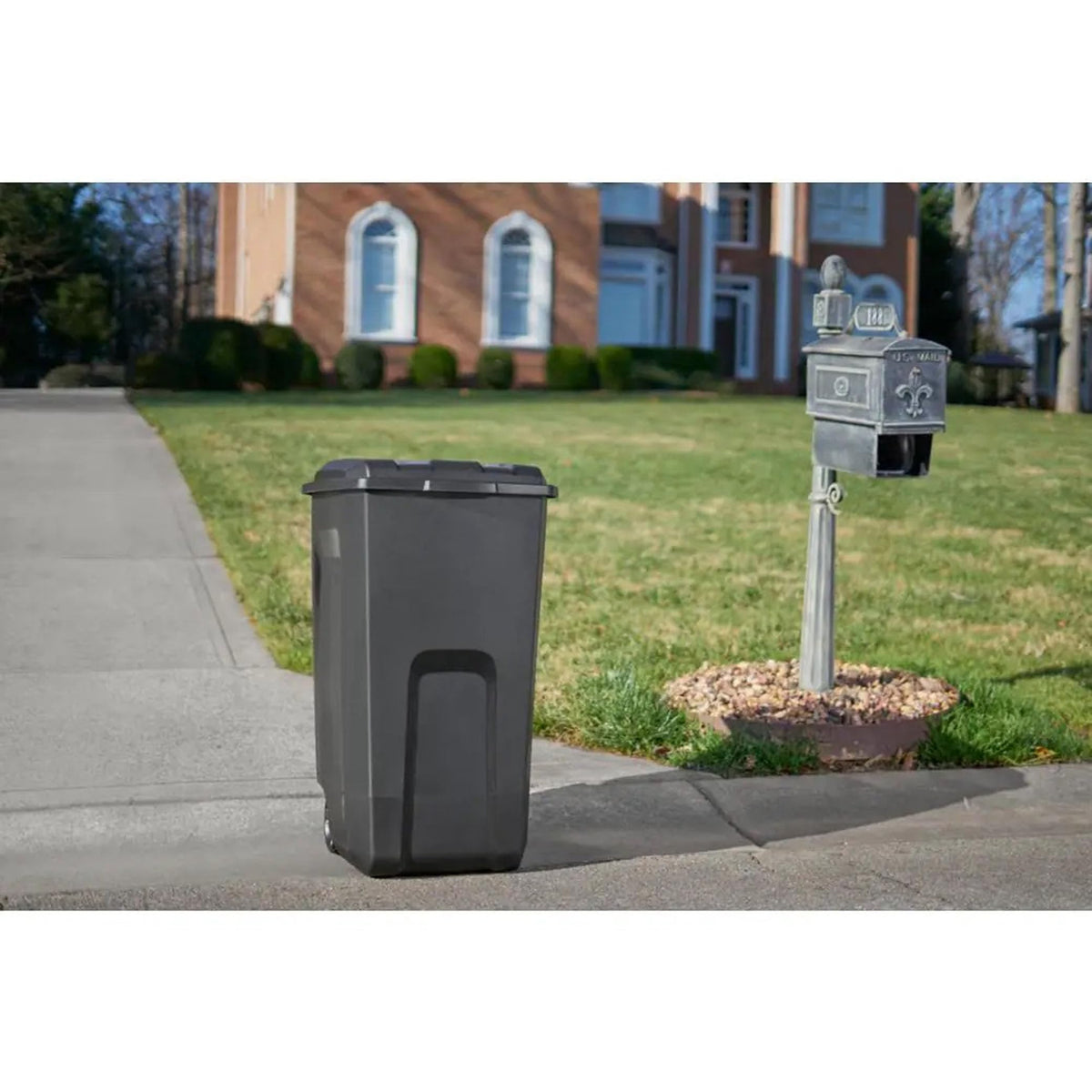 Black 45-Gallons Plastic Wheeled Trash Can with Lid E413