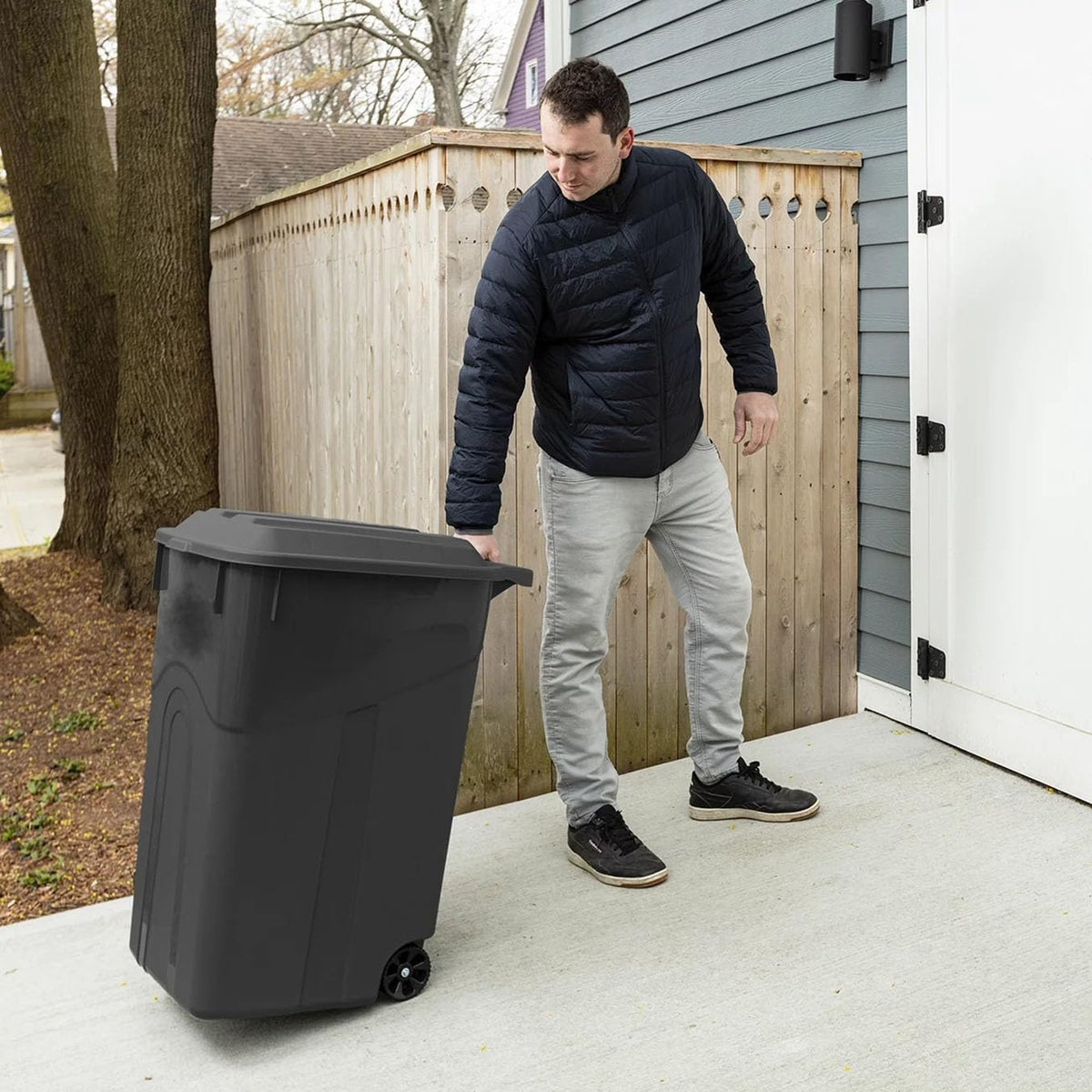 Black 45-Gallons Plastic Wheeled Trash Can with Lid E413